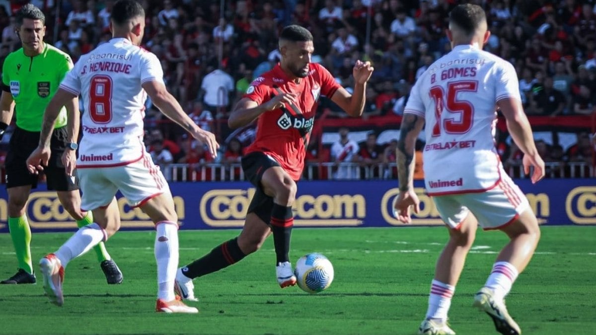 Atlético-GO supera o Internacional e quebra jejum de vitórias no Campeonato Brasileiro Atlético-GO supera o Internacional e quebra jejum de vitórias no Campeonato Brasileiro