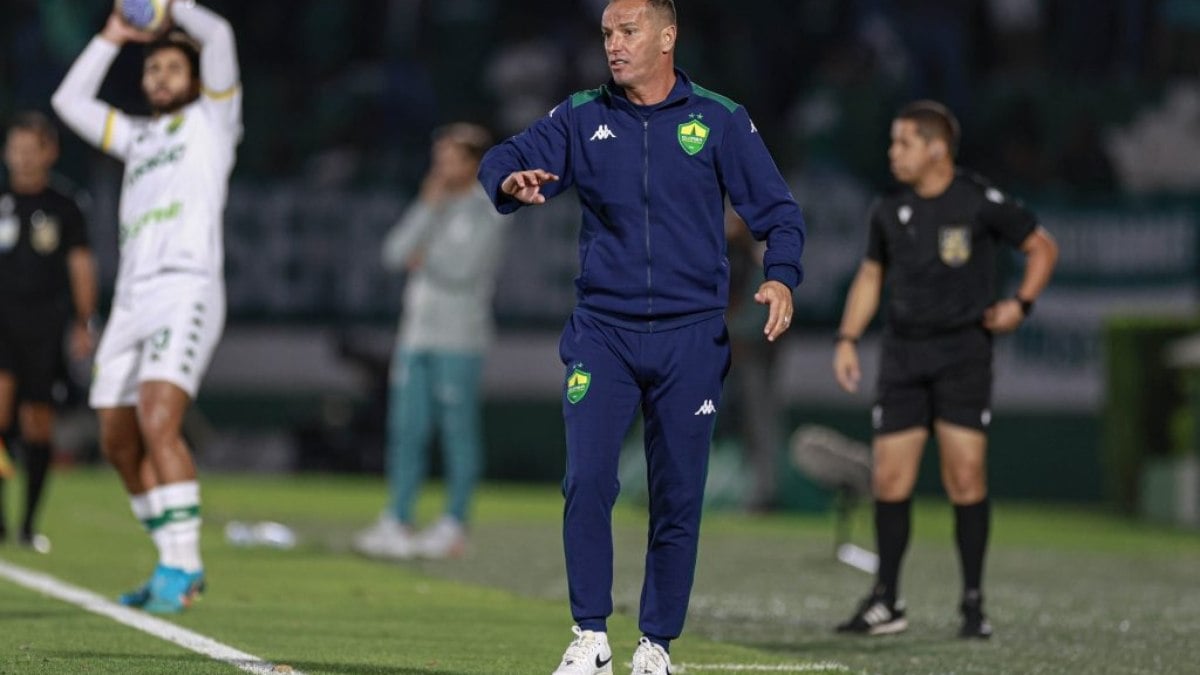 Cuiabá anuncia saída do técnico Petit Cuiabá anuncia saída do técnico Petit