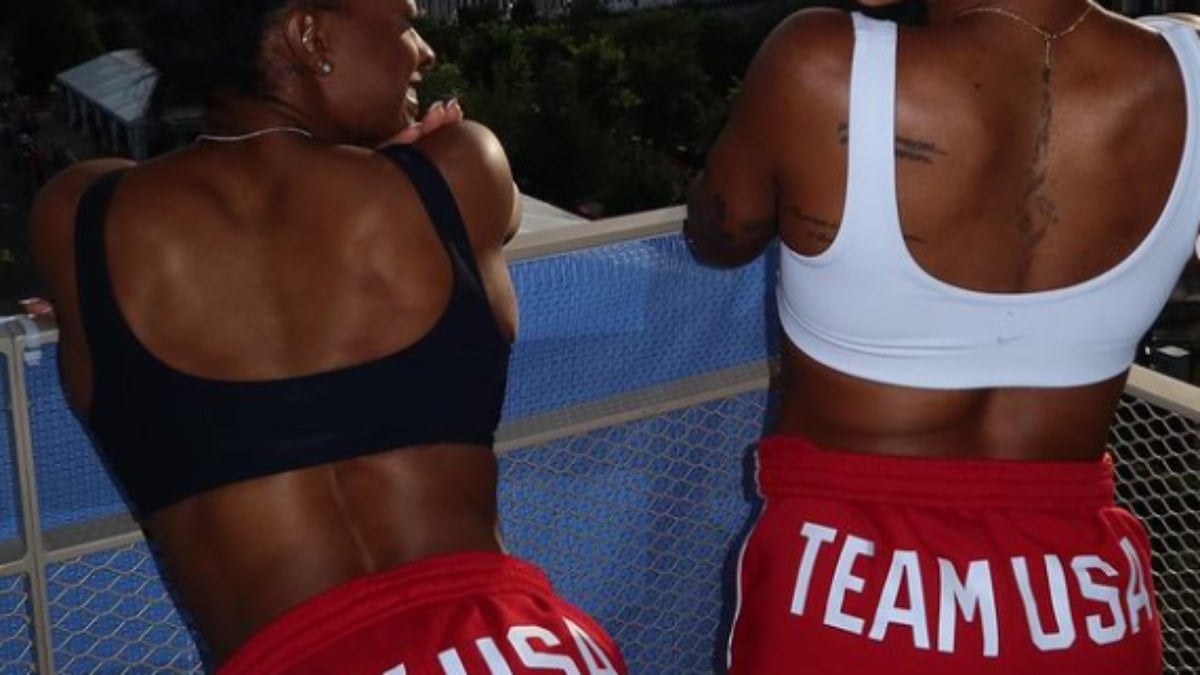 Simone Biles empina o bumbum e tira foto ousada para comemorar vitória nas Olimpíadas Simone Biles empina o bumbum e tira foto ousada para comemorar vitória nas Olimpíadas