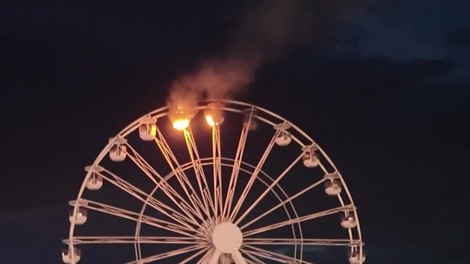 Vídeo: Roda-gigante pega fogo em festival de música na Alemanha Vídeo: Roda-gigante pega fogo em festival de música na Alemanha
