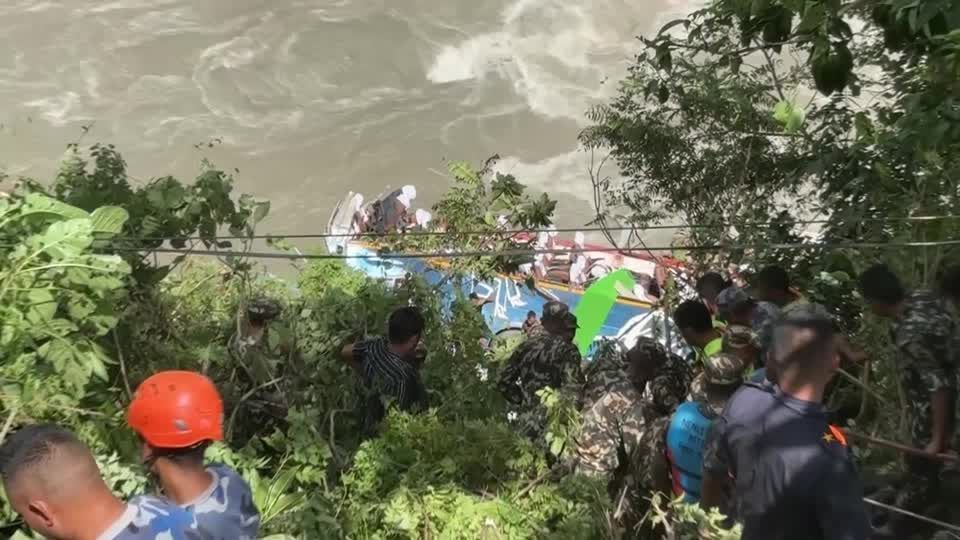 Acidente de ônibus mata 21 pessoas no Nepal Acidente de ônibus mata 21 pessoas no Nepal