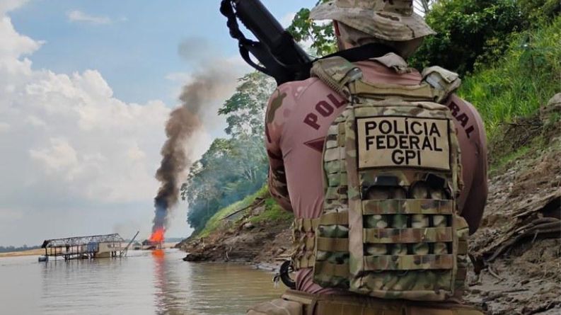 Operação da PF destrói mais de 220 balsas de garimpos ilegais no Amazonas Operação da PF destrói mais de 220 balsas de garimpos ilegais no Amazonas