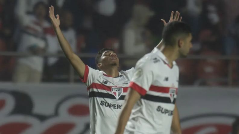 São Paulo oscila, mas bate Vitória com time misto e golaço de joia da base – ac24horas.com São Paulo oscila, mas bate Vitória com time misto e golaço de joia da base – ac24horas.com