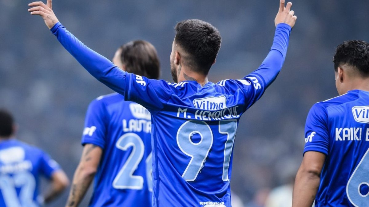 Cruzeiro classifica com um a mais, mas passa sufoco no Mineirão Cruzeiro classifica com um a mais, mas passa sufoco no Mineirão