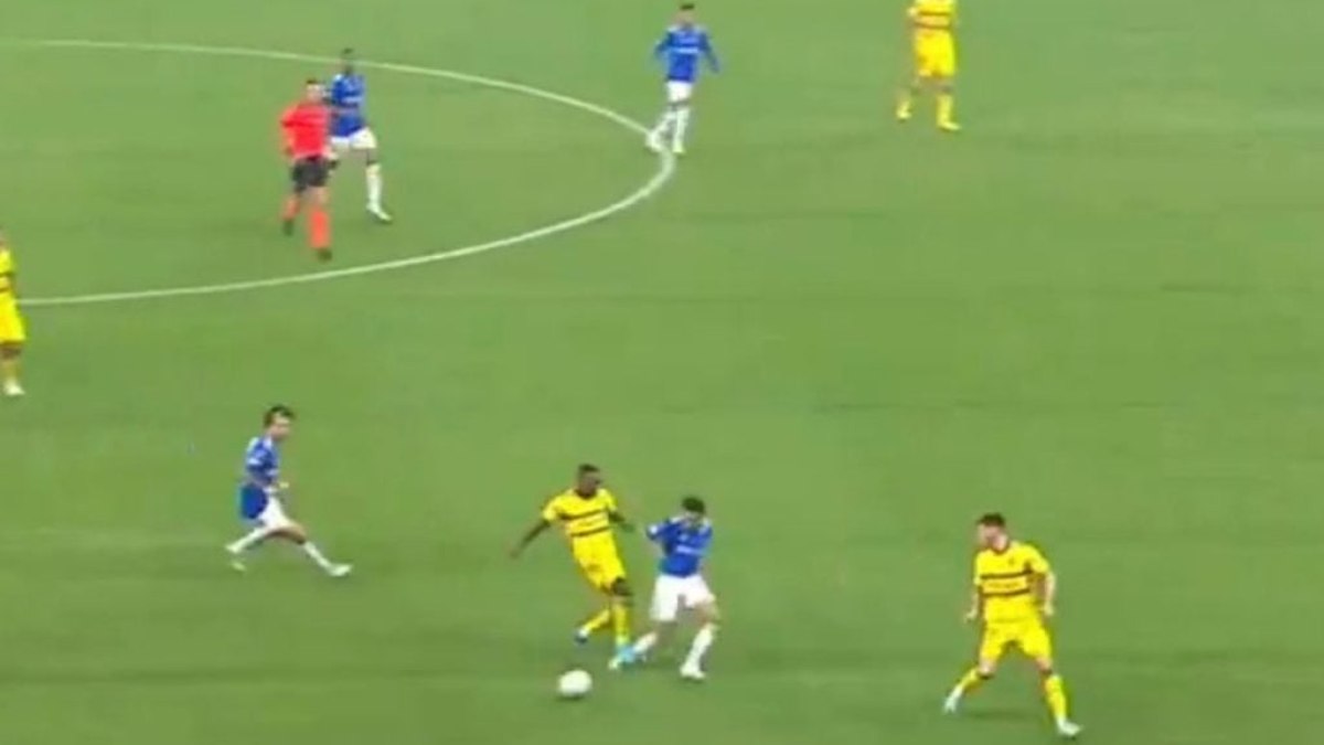 Jogador do Boca recebe vermelho relâmpago contra Cruzeiro Jogador do Boca recebe vermelho relâmpago contra Cruzeiro