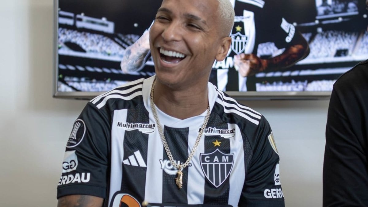Deyverson é apresentado e deixa decisão sobre clássico para o treinador Deyverson é apresentado e deixa decisão sobre clássico para o treinador