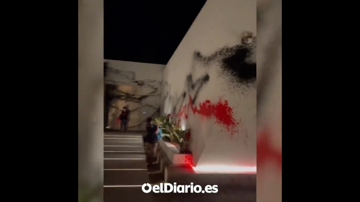 Ativistas climáticos picham mansão de Messi em Ibiza, na Espanha Ativistas climáticos picham mansão de Messi em Ibiza, na Espanha
