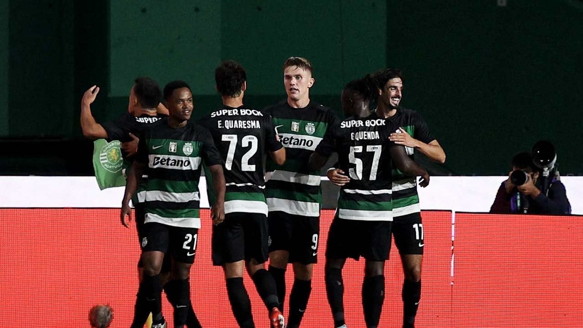 Sporting bate o Porto e se isola na liderança do Português Sporting bate o Porto e se isola na liderança do Português