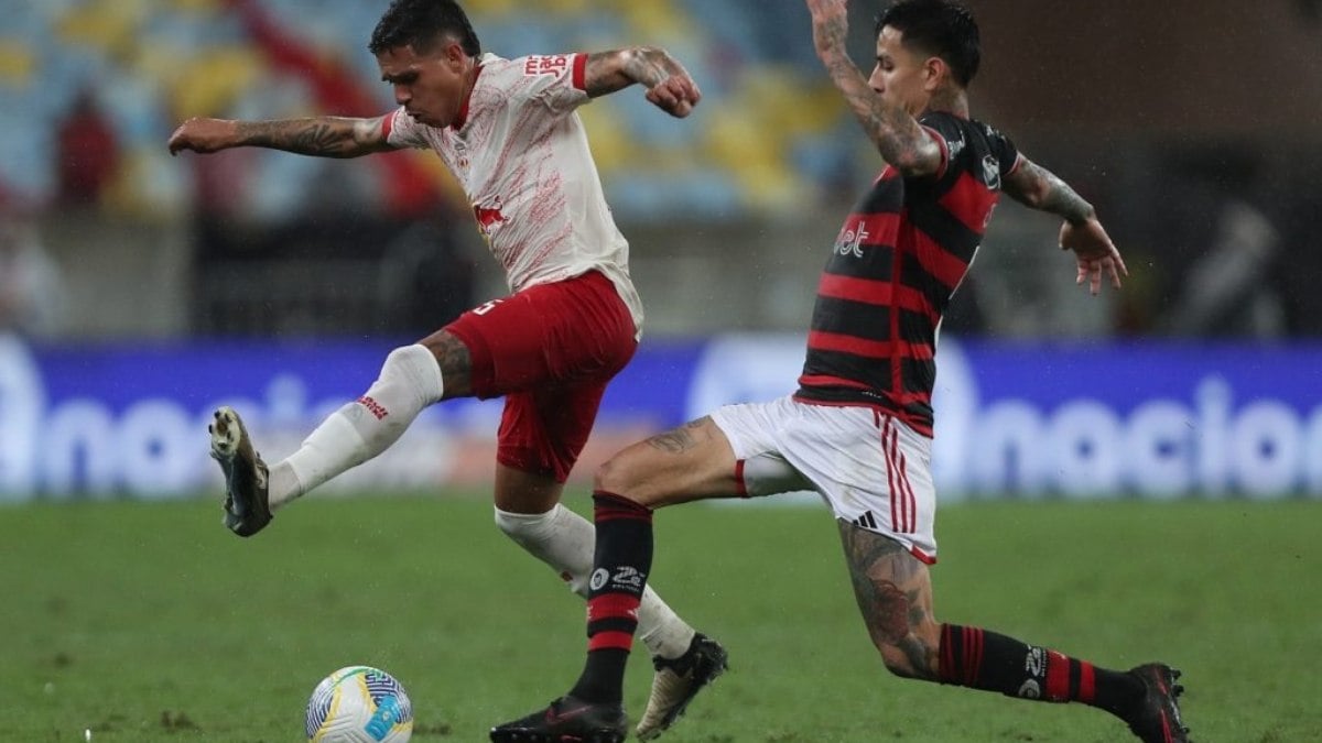 Flamengo vence o Bragantino por 2 a 1 e segue na briga pelo título do Brasileirão Flamengo vence o Bragantino por 2 a 1 e segue na briga pelo título do Brasileirão