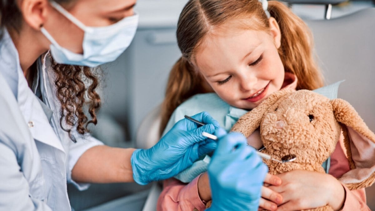 Saúde bucal infantil:
entenda a importância do cuidado com os primeiros dentes Saúde bucal infantil:
entenda a importância do cuidado com os primeiros dentes