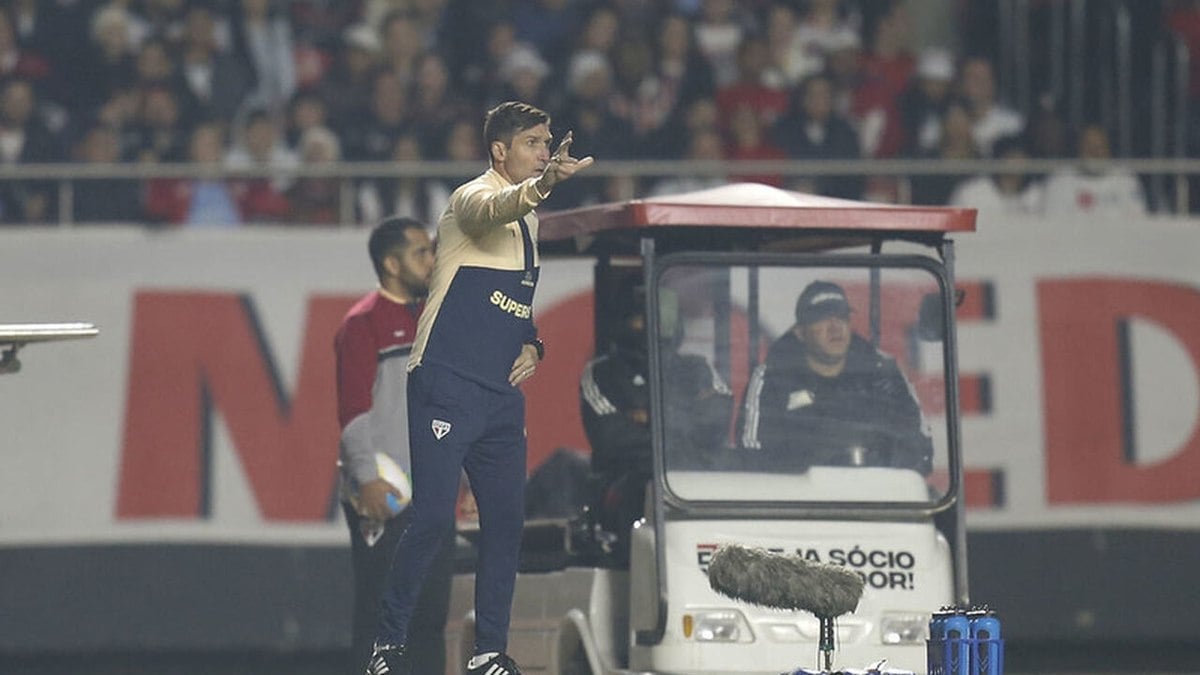 Auxiliar explica falta de substituições e vê São Paulo vivo contra o Atlético-MG Auxiliar explica falta de substituições e vê São Paulo vivo contra o Atlético-MG
