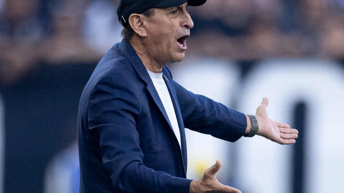 Ramón Díaz atravessa a primeira turbulência no Corinthians Ramón Díaz atravessa a primeira turbulência no Corinthians