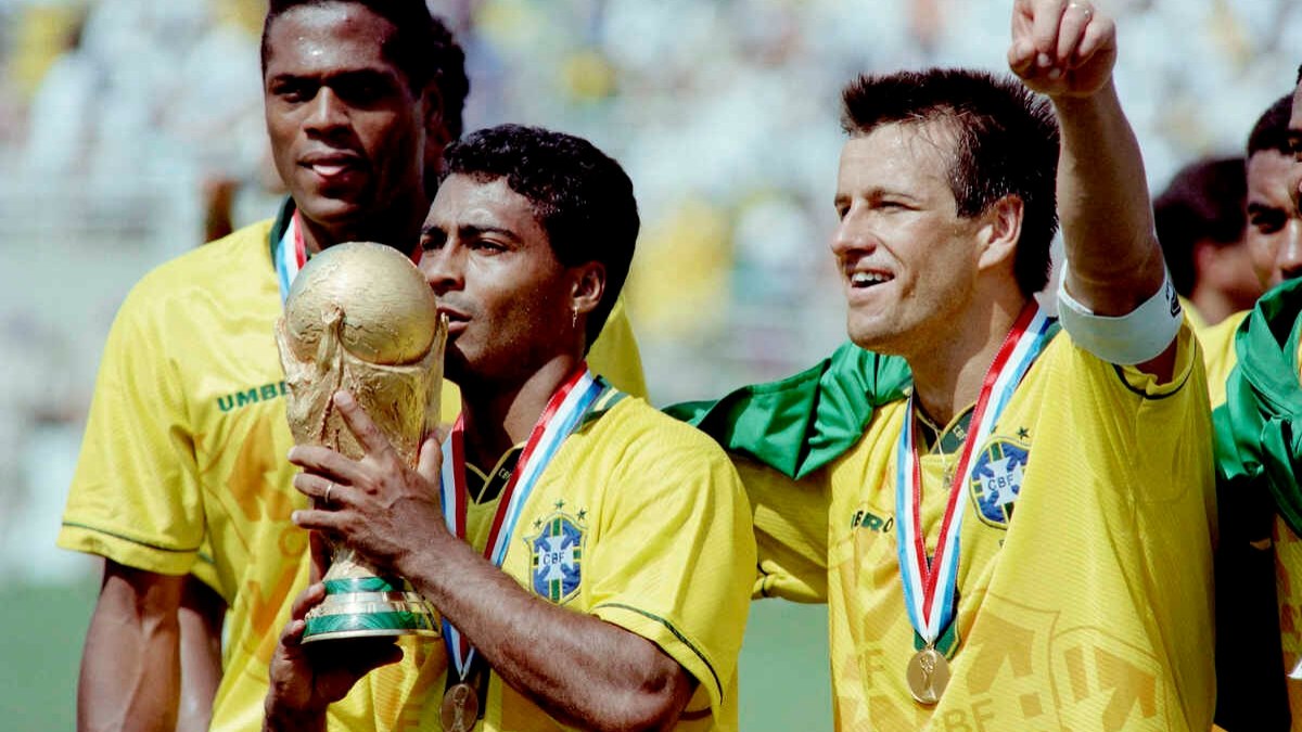 Romário pede desbloqueio de contas por dívidas com Dunga Romário pede desbloqueio de contas por dívidas com Dunga
