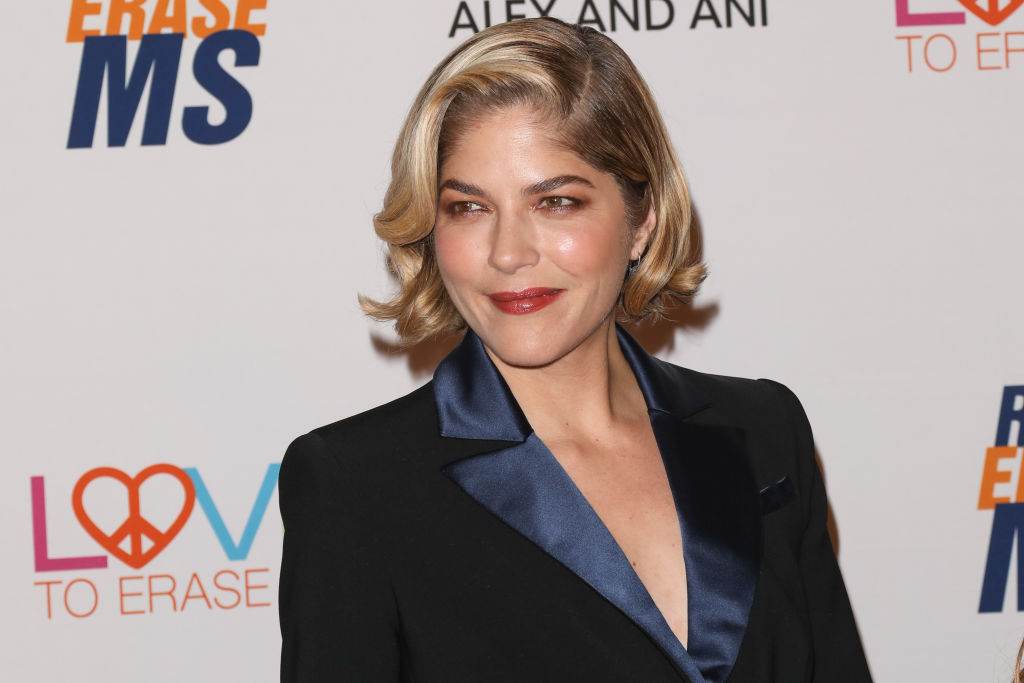 Selma Blair compartilha atualização sobre luta contra esclerose múltipla Selma Blair compartilha atualização sobre luta contra esclerose múltipla