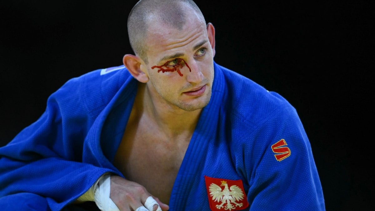 judoca sofre corte no olho e deixa o tatame sangrando judoca sofre corte no olho e deixa o tatame sangrando