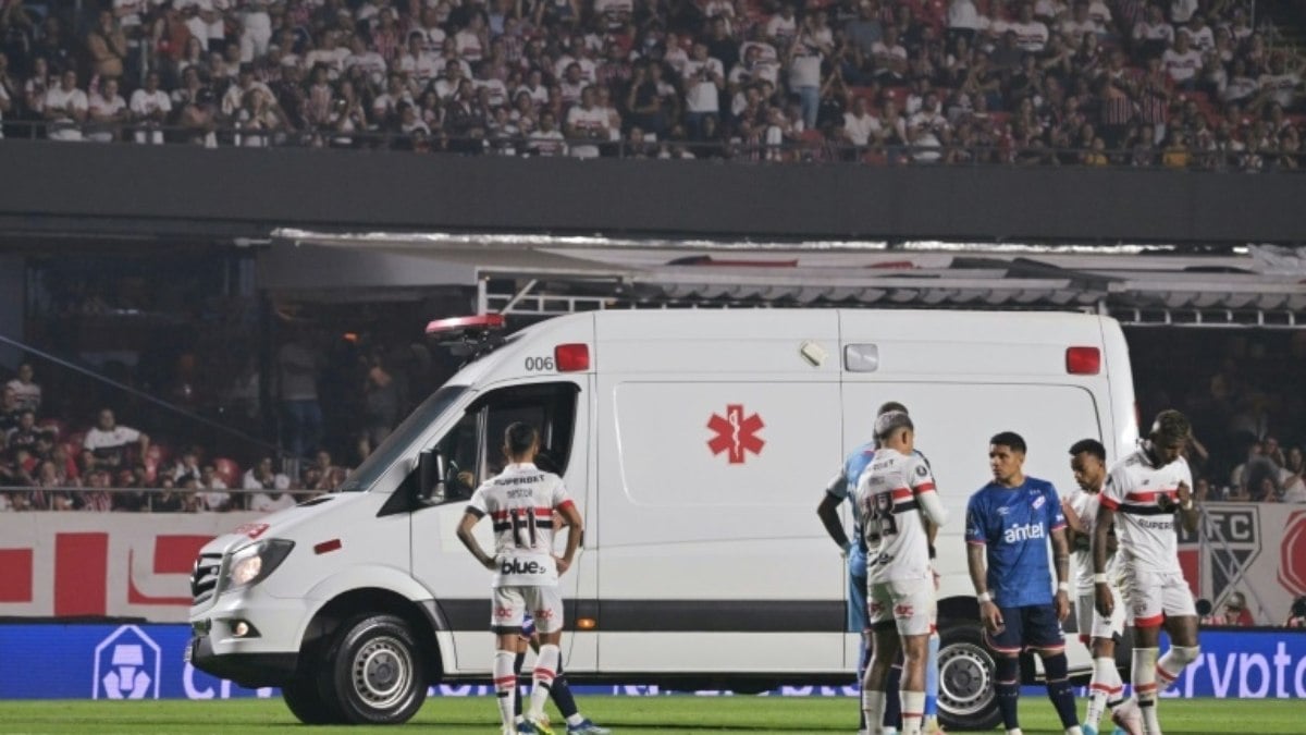 Izquierdo, do Nacional, tem piora no quadro após sofrer arritmia em jogo contra o São Paulo Izquierdo, do Nacional, tem piora no quadro após sofrer arritmia em jogo contra o São Paulo