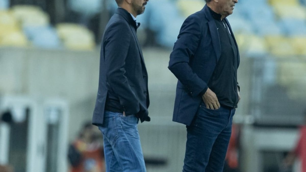 Técnico celebra chegadas, mas cobra mais reforços no Corinthians Técnico celebra chegadas, mas cobra mais reforços no Corinthians