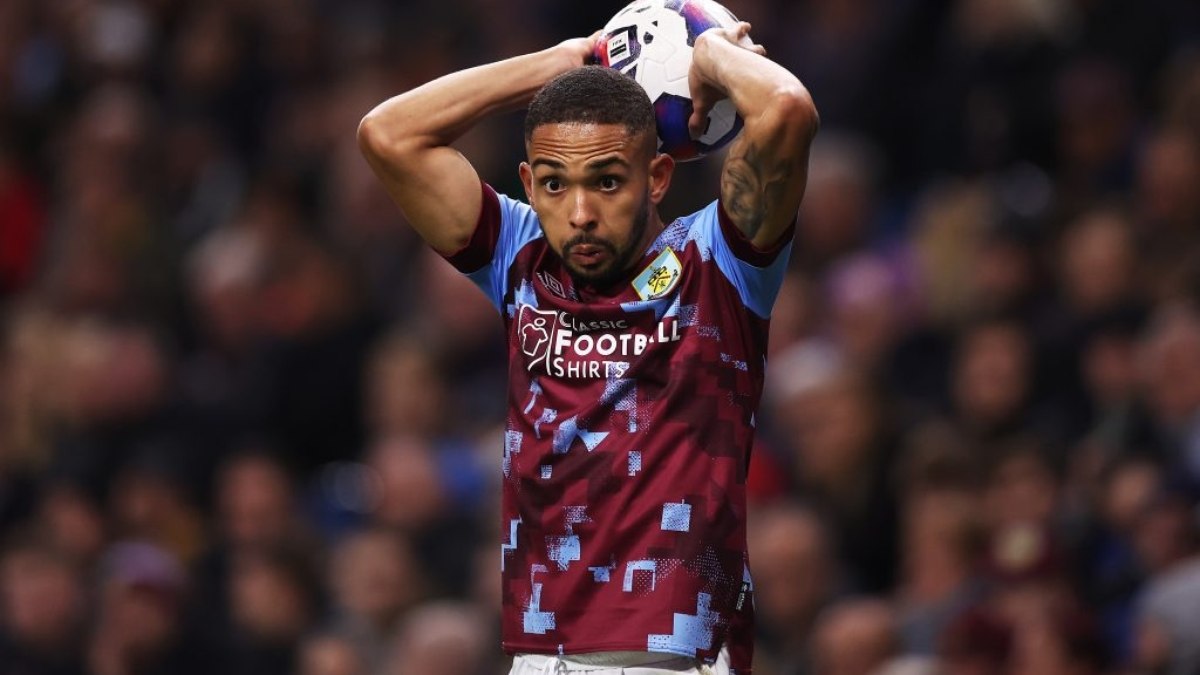 Botafgo negocia empréstimo de Vitinho, lateral do Burnley Botafgo negocia empréstimo de Vitinho, lateral do Burnley