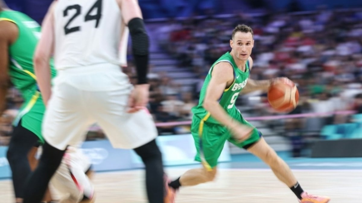 Brasil vence Japão e mantém chances de classificação no basquete masculino em Paris Brasil vence Japão e mantém chances de classificação no basquete masculino em Paris