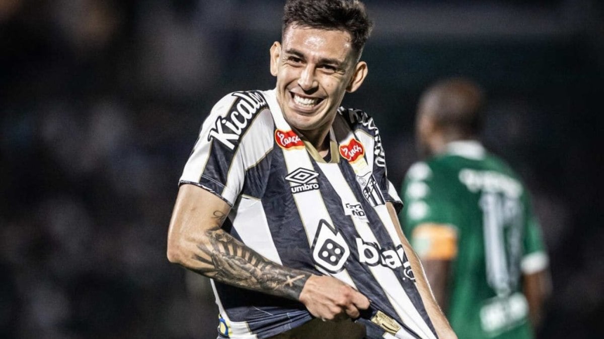 Escobar comemora primeiro gol, mas lamenta desatenção no fim Escobar comemora primeiro gol, mas lamenta desatenção no fim