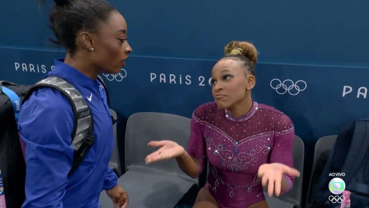 vídeo exibe árbitra com medalha após 4º lugar de Rebeca vídeo exibe árbitra com medalha após 4º lugar de Rebeca