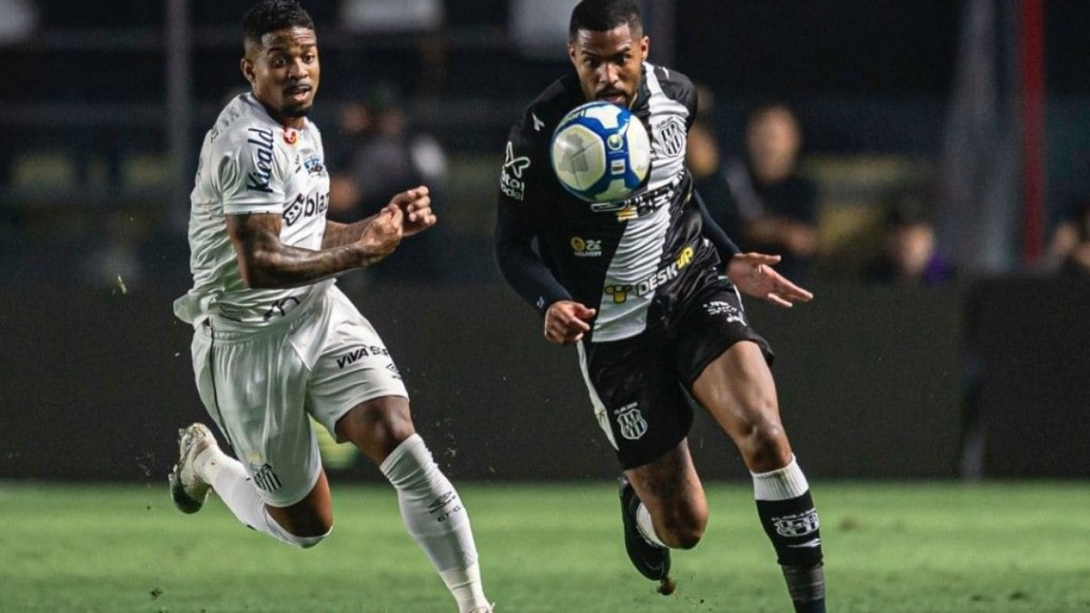 Com um a menos, Ponte Preta marca nos acréscimos e arranca empate com o Santos pela Série B Com um a menos, Ponte Preta marca nos acréscimos e arranca empate com o Santos pela Série B