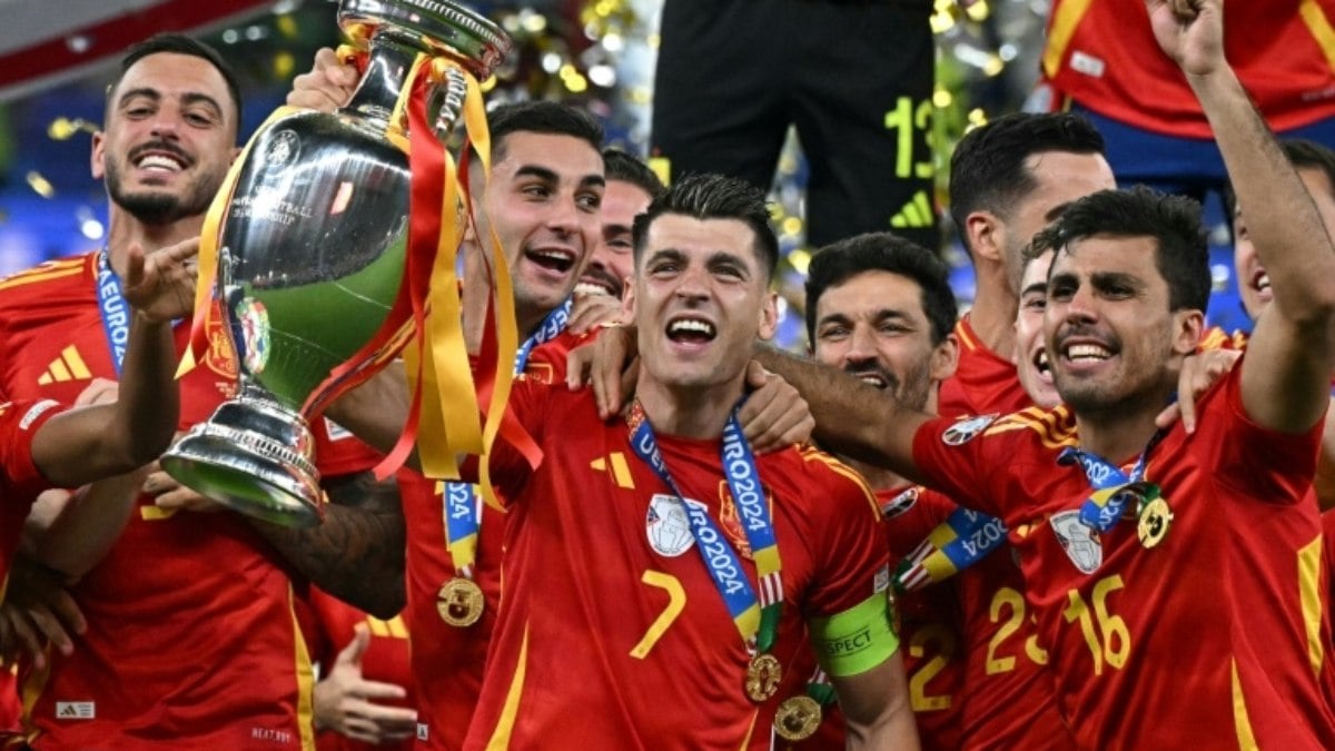 Uefa suspende Morata e Rodri por cantarem ‘Gibraltar é espanhol’ Uefa suspende Morata e Rodri por cantarem ‘Gibraltar é espanhol’