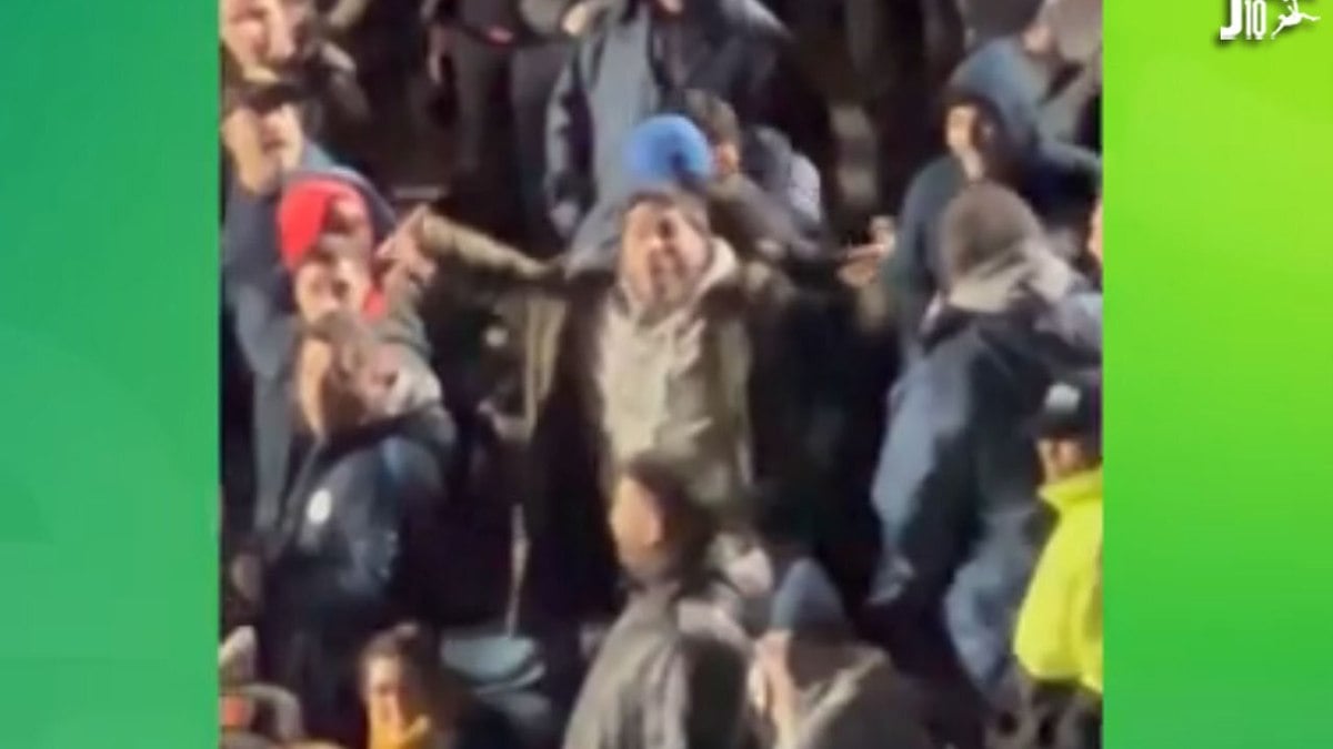 Torcedores fazem gestos racistas em duelo entre San Lorenzo x Atlético, na Libertadores Torcedores fazem gestos racistas em duelo entre San Lorenzo x Atlético, na Libertadores