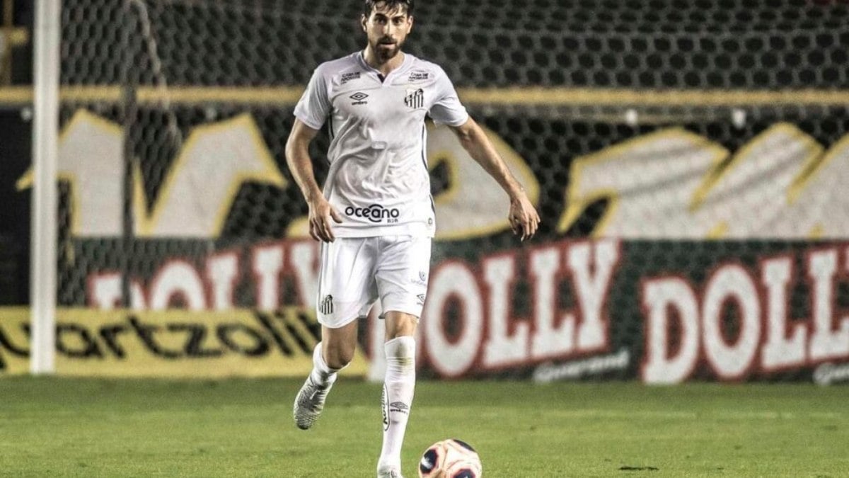 Vasco formaliza proposta por ex-zagueiro do Fluminense e Santos Vasco formaliza proposta por ex-zagueiro do Fluminense e Santos