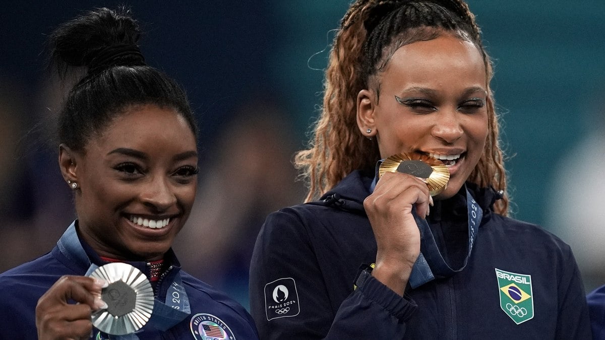 Após ouro de Rebeca, Simone Biles exalta brasileira:
‘Absolutamente incrível’ Após ouro de Rebeca, Simone Biles exalta brasileira:
‘Absolutamente incrível’