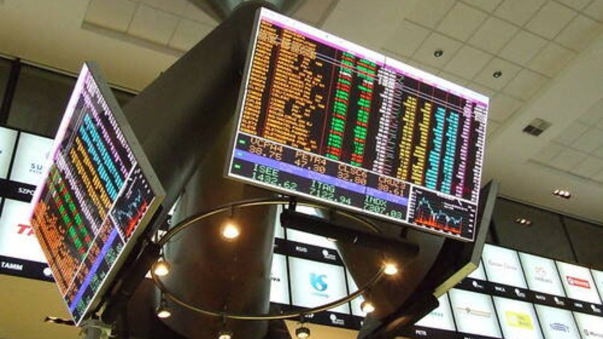 Dólar dispara a R$ 5,86 e Ibovespa abre em queda de 2% com risco de recessão nos EUA Dólar dispara a R$ 5,86 e Ibovespa abre em queda de 2% com risco de recessão nos EUA