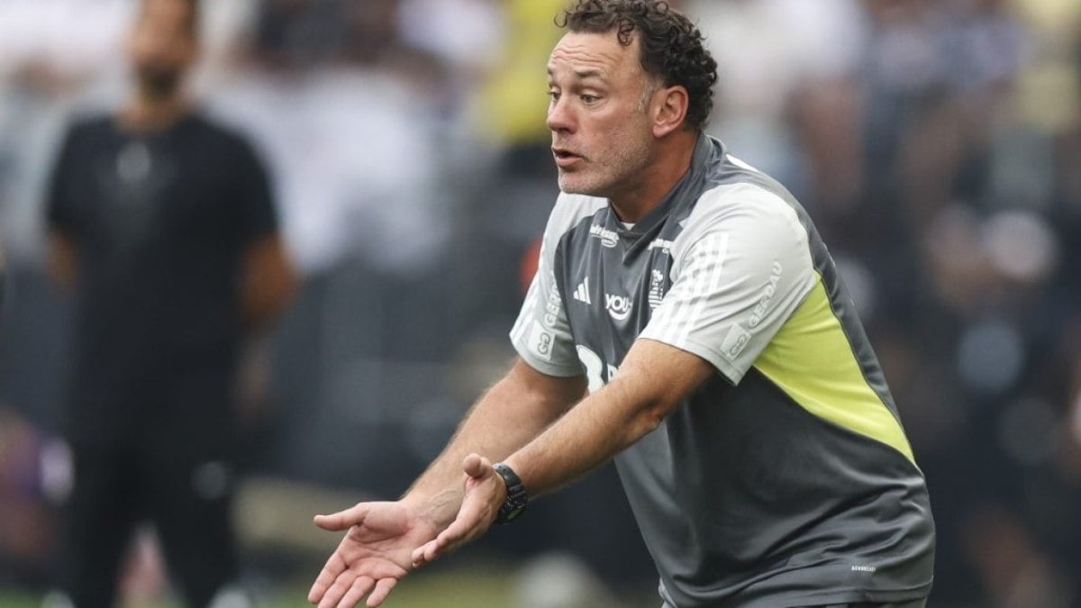 Gabriel Milito se preocupa com lesão de Hulk no empate com o CRB Gabriel Milito se preocupa com lesão de Hulk no empate com o CRB