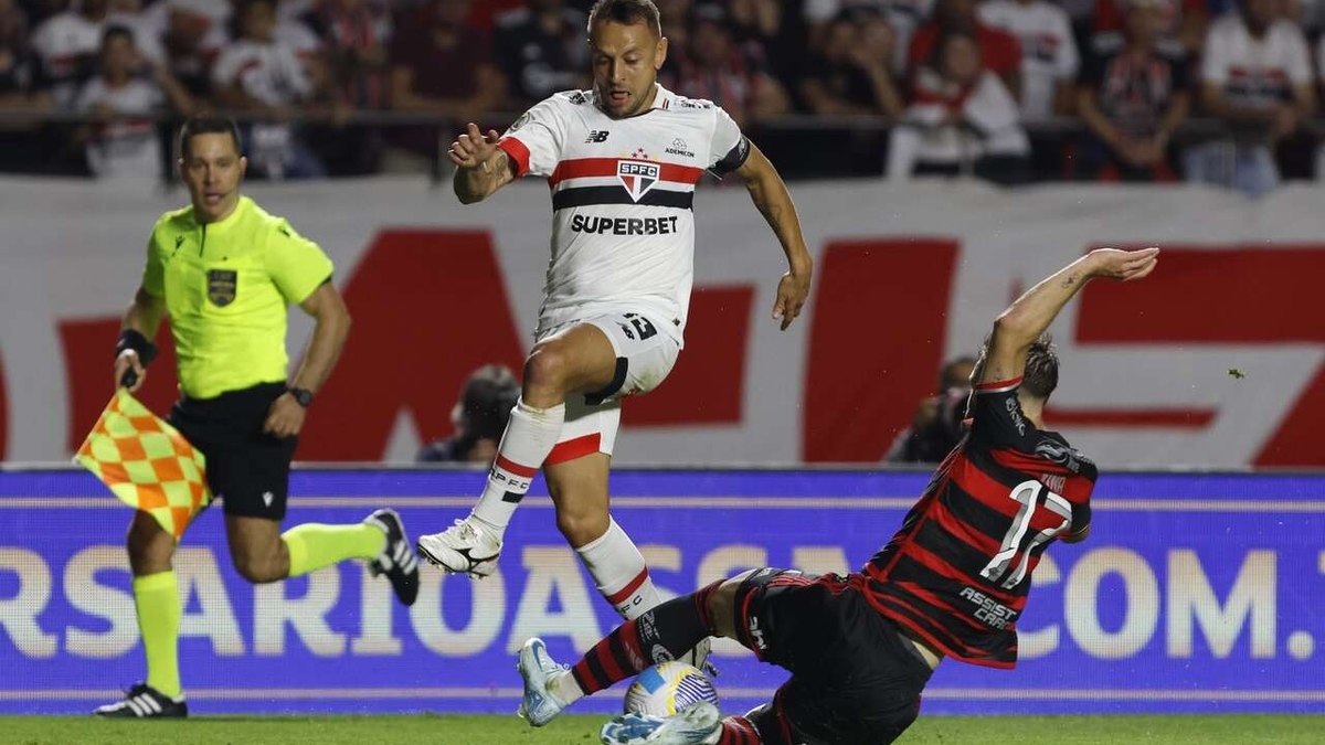 Rafinha pode adiar aposentadoria e seguir jogando no São Paulo Rafinha pode adiar aposentadoria e seguir jogando no São Paulo
