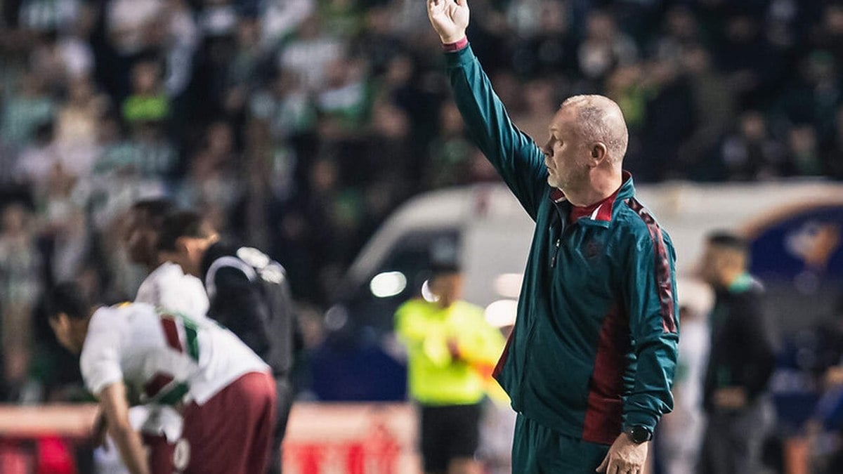 Mano Menezes vê derrota justa do Fluminense e critica calendário Mano Menezes vê derrota justa do Fluminense e critica calendário