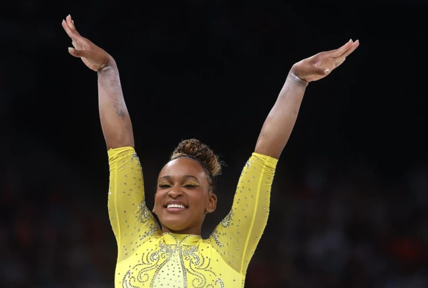 Rebeca Andrade e Simone Biles ficam fora do pódio na trave olímpica Rebeca Andrade e Simone Biles ficam fora do pódio na trave olímpica