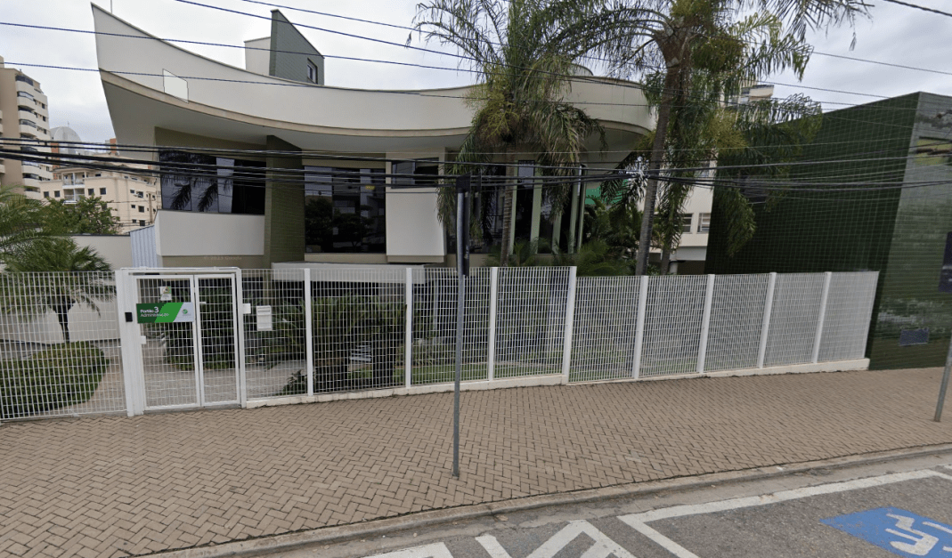 Mães denunciam criação de falsos nudes de alunas por IA em Sorocaba (SP) Mães denunciam criação de falsos nudes de alunas por IA em Sorocaba (SP)