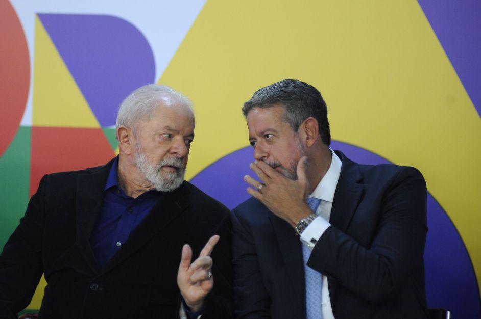 Fora da agenda, Lula e Lira discutem emendas na véspera de reunião dos Três Poderes Fora da agenda, Lula e Lira discutem emendas na véspera de reunião dos Três Poderes