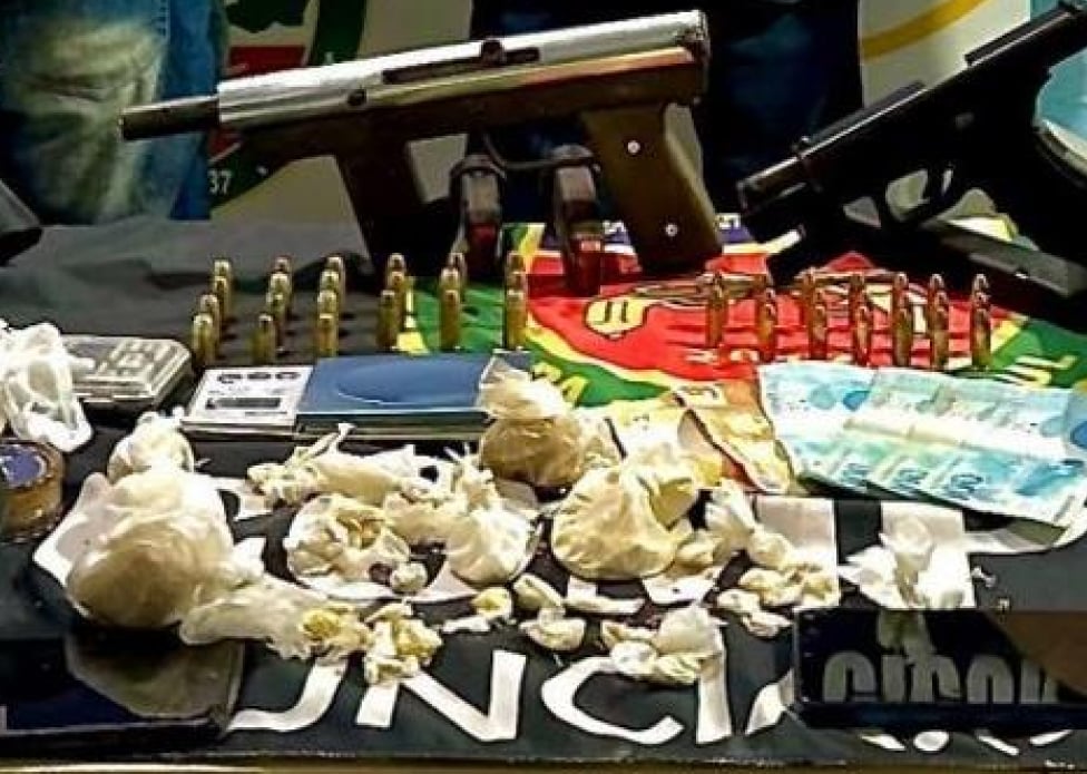 Homens são presos com submetralhadora e arma a laser em Manaus Homens são presos com submetralhadora e arma a laser em Manaus