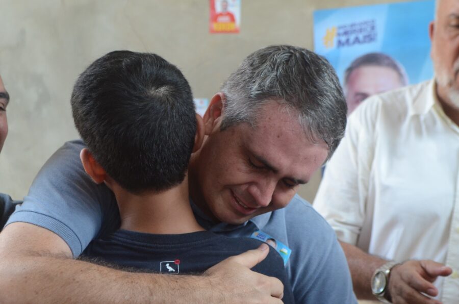 Marcus Alexandre chora de emoção ao receber homenagem de jovem na Sobral – ac24horas.com Marcus Alexandre chora de emoção ao receber homenagem de jovem na Sobral – ac24horas.com