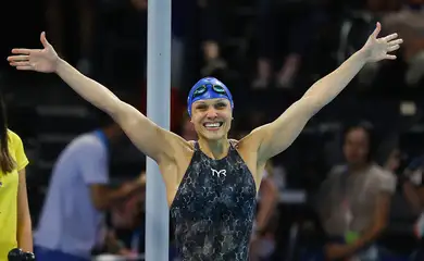Carol Santiago é ouro nos 100m costas e faz história para o Brasil Carol Santiago é ouro nos 100m costas e faz história para o Brasil