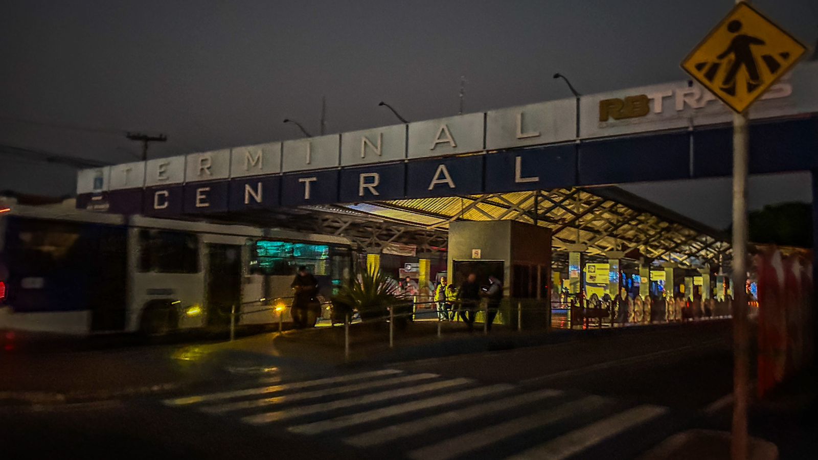 Apagão deixou Terminal Urbano à luz de velas e prejudicou comerciantes – ac24horas.com Apagão deixou Terminal Urbano à luz de velas e prejudicou comerciantes – ac24horas.com