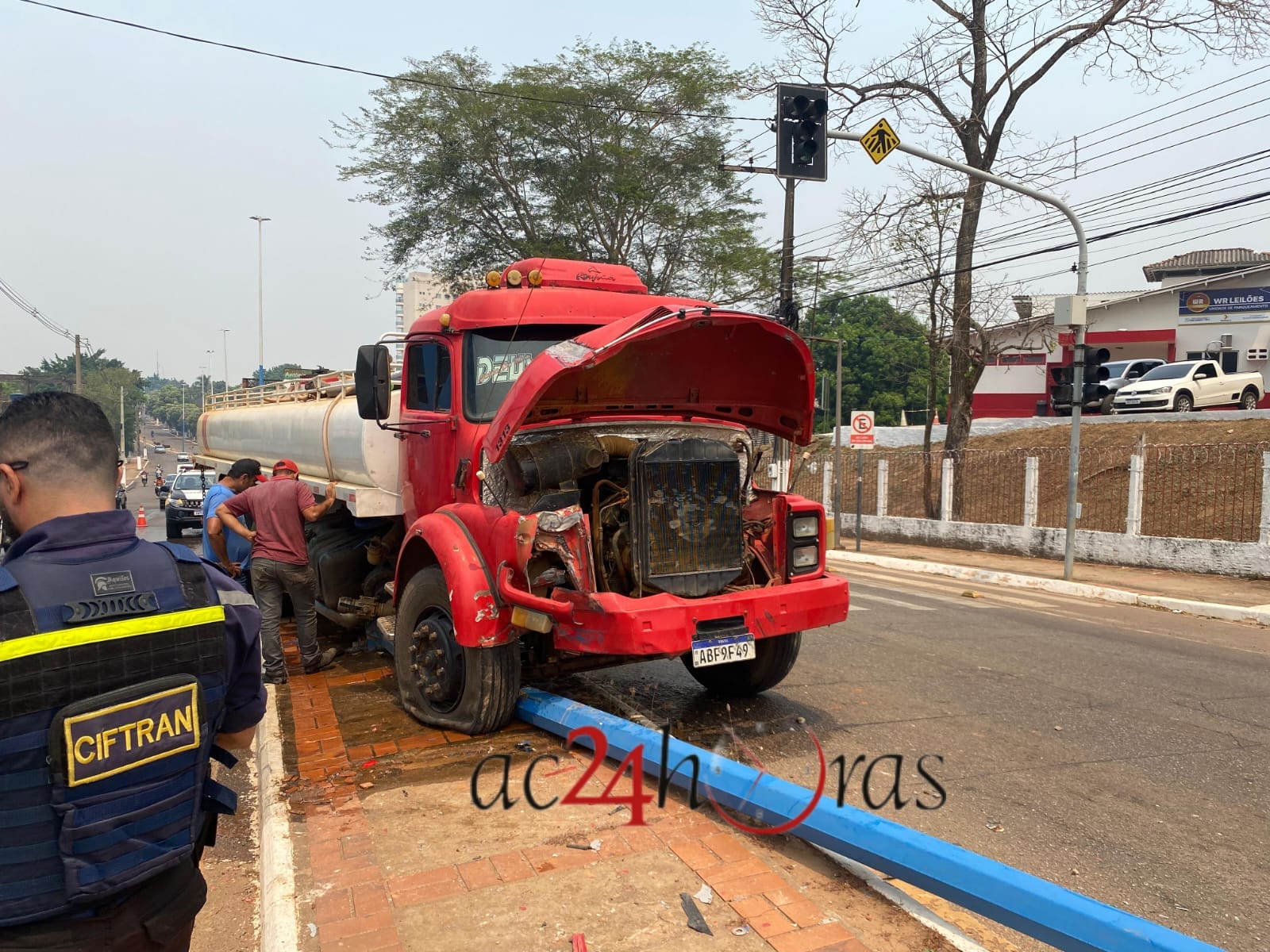 Caminhão-pipa desgovernado derruba poste em Rio Branco – ac24horas.com Caminhão-pipa desgovernado derruba poste em Rio Branco – ac24horas.com
