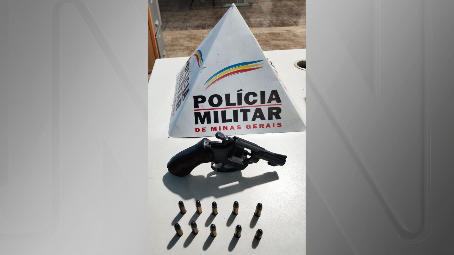 Menina de 7 anos leva arma para escola em MG; pai é preso Menina de 7 anos leva arma para escola em MG; pai é preso