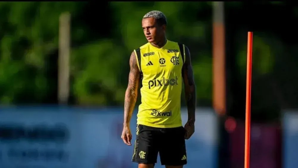 Após venda frustrada, Wesley, do Flamengo, se posiciona por presença em boate Após venda frustrada, Wesley, do Flamengo, se posiciona por presença em boate