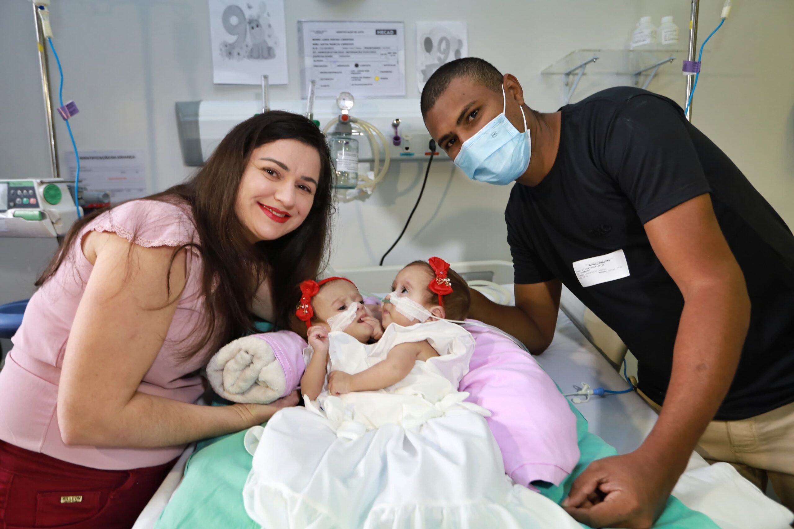 Irmãs siamesas recebem alta e vão para casa pela primeira vez Irmãs siamesas recebem alta e vão para casa pela primeira vez