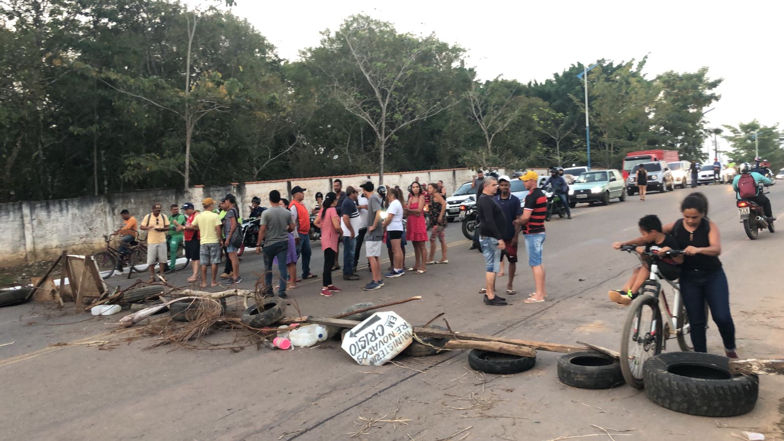 Estrada do Calafate volta a ser interditada em protesto de moradores – ac24horas.com Estrada do Calafate volta a ser interditada em protesto de moradores – ac24horas.com