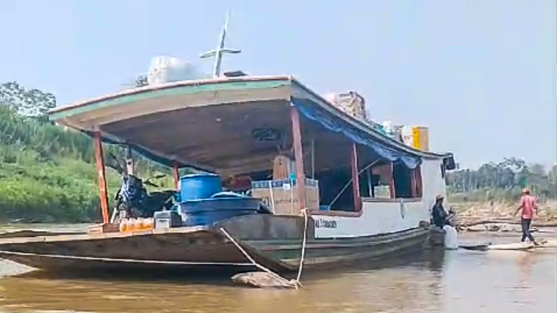 Barco atinge toco e só não afunda porque Rio Juruá não tem água suficiente – ac24horas.com Barco atinge toco e só não afunda porque Rio Juruá não tem água suficiente – ac24horas.com