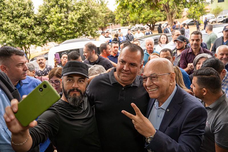 Professor Alcides inicia campanha com caminhada em Aparecida Professor Alcides inicia campanha com caminhada em Aparecida