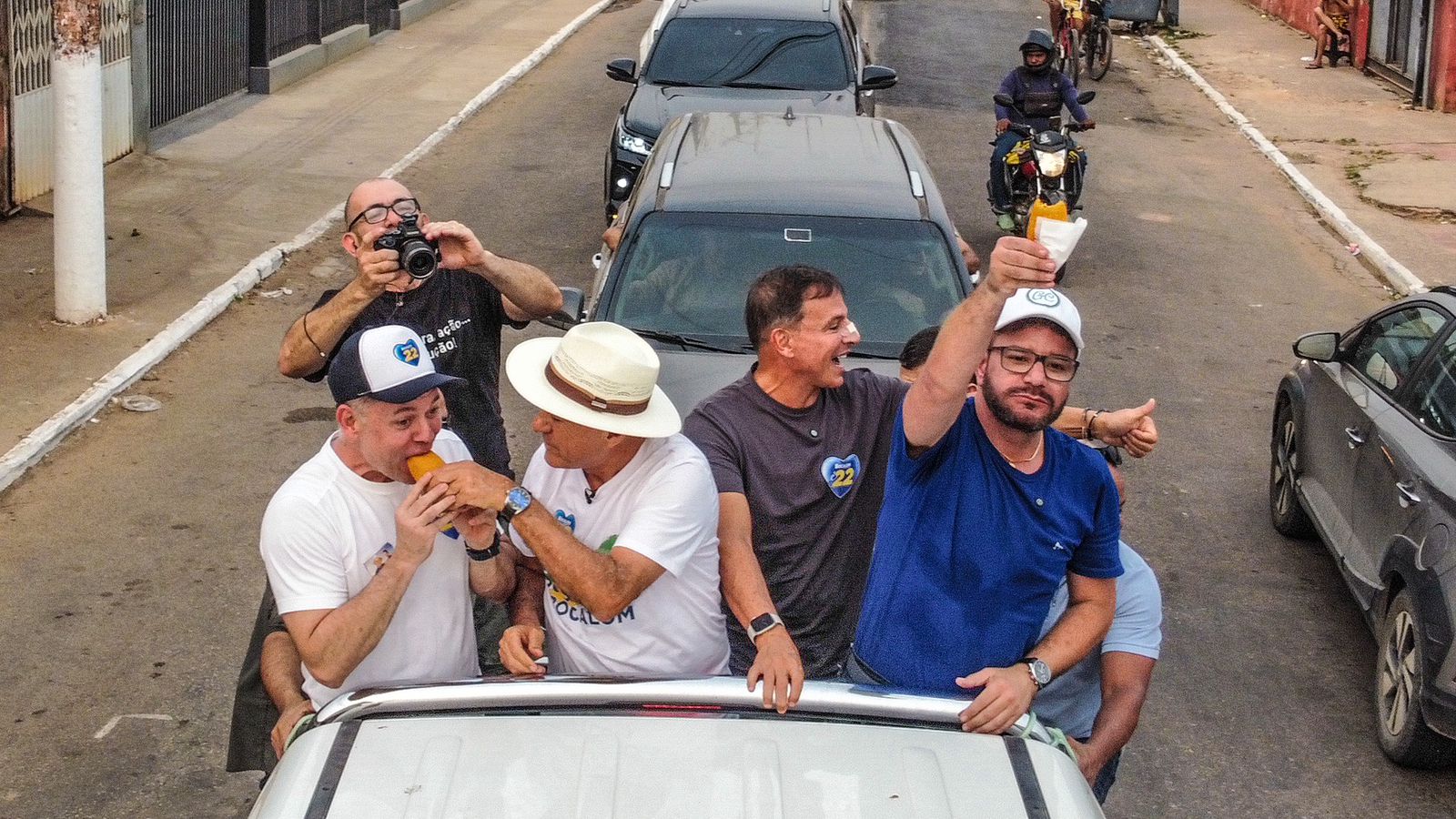 Em carreata, Gladson come quibe com Alysson e Bocalom, e fala em vitória no 1º turno – ac24horas.com Em carreata, Gladson come quibe com Alysson e Bocalom, e fala em vitória no 1º turno – ac24horas.com