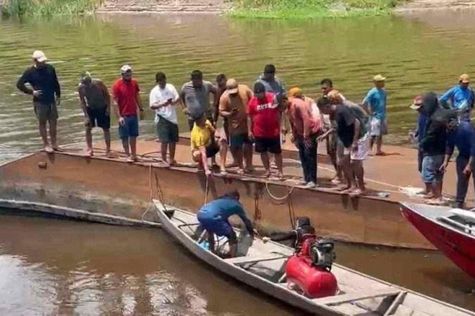 Garimpeiros morrem após draga e barco naufragarem no Amazonas Garimpeiros morrem após draga e barco naufragarem no Amazonas